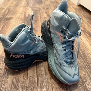 speedgoat mid 5.   new without box. never worn.  wrong size for me